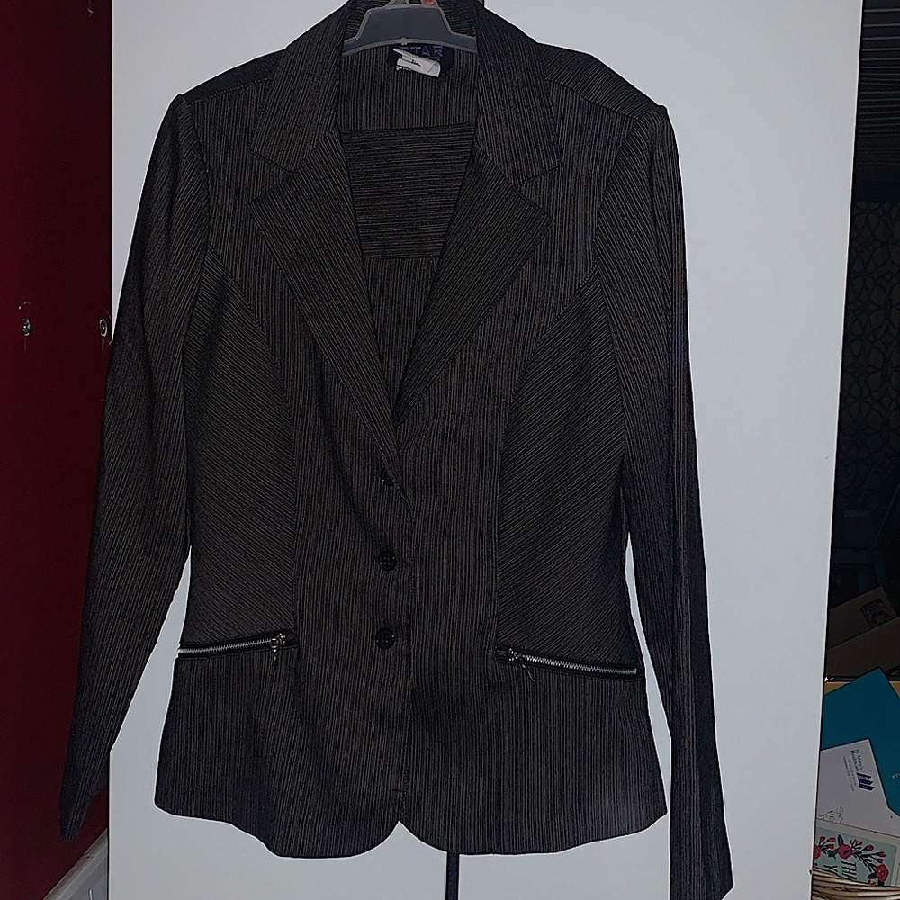 Juniors skirt and blazer suit